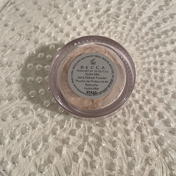 BECCA HYDRA-Mist Setting Powder - Picture 2 of 3